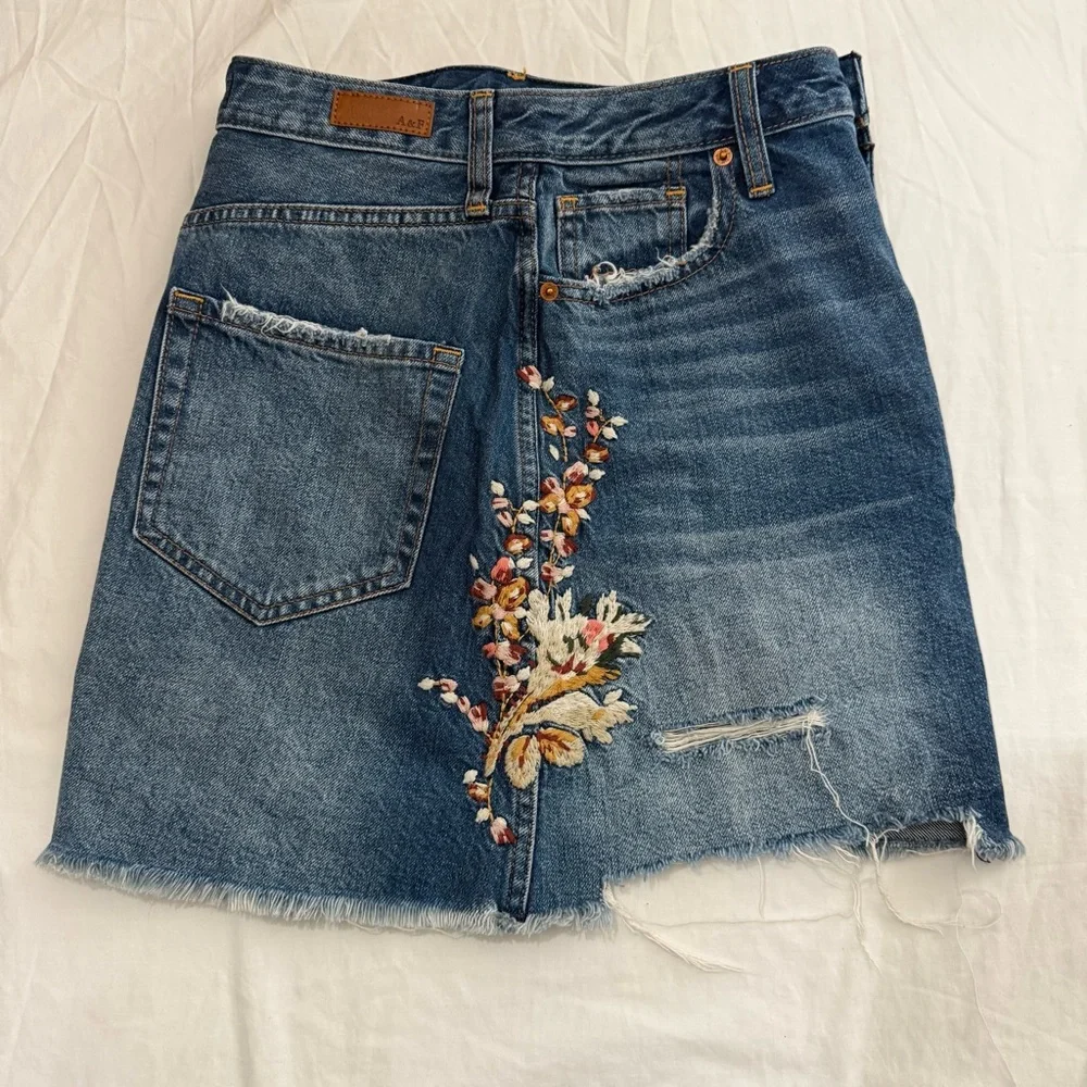 Abercrombie & Fitch Floral Embroidered Denim Mini Skirt Distressed Size 26 Boho
